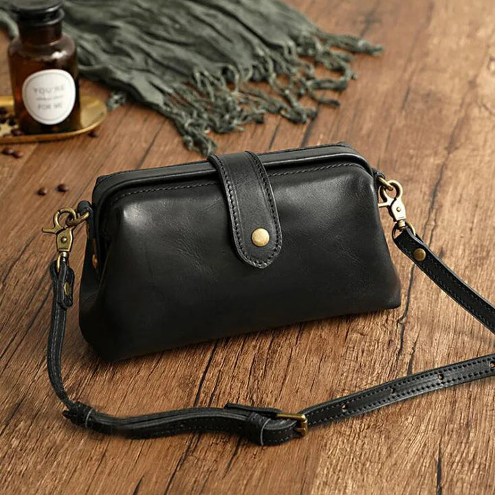 Herdis | Classic and compact bag in warm cognac shade